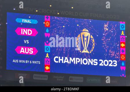 Ahmedabad, Gujarat, India. 19 novembre 2023. I giocatori australiani hanno festeggiato con il trofeo dopo aver vinto la ICC Men's Cricket World Cup 2023. Domenica 19 novembre 2023, l'Australia ha sconfitto l'India al Narendra modi Stadium di Ahmedabad assicurandosi il sesto titolo. (Immagine di credito: © Saurabh Sirohiya/ZUMA Press Wire) SOLO USO EDITORIALE! Non per USO commerciale! Foto Stock