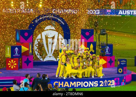 Ahmedabad, Gujarat, India. 19 novembre 2023. I giocatori australiani hanno festeggiato con il trofeo dopo aver vinto la ICC Men's Cricket World Cup 2023. Domenica 19 novembre 2023, l'Australia ha sconfitto l'India al Narendra modi Stadium di Ahmedabad assicurandosi il sesto titolo. (Immagine di credito: © Saurabh Sirohiya/ZUMA Press Wire) SOLO USO EDITORIALE! Non per USO commerciale! Foto Stock