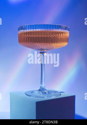 Elegante cocktail Ros in Crystal Coupe Glass - perfetto per festeggiamenti di Capodanno o menu bar sofisticati Foto Stock