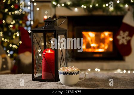 Still life with Christmas Lantern, Cocoa with marshmallow and fireplace. Foto Stock