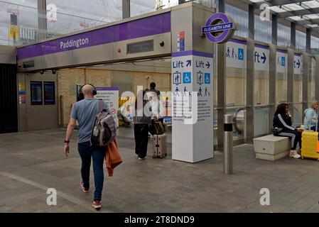 Persone che entrano per prendere un treno all'ingresso della Elizabeth Line alla stazione di Paddington, Londra Foto Stock