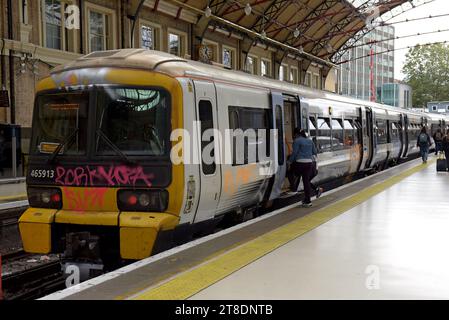 People Catching Trains at Victoria Railway Station, Londra, agosto 2023 Foto Stock