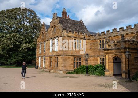 La facciata di Delapre Abbey, un secolo XVII storica casa costruita sul sito di un precedente convento risalente al XII secolo; Northampton, Regno Unito Foto Stock