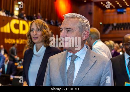 Thomas Strobl und die ebenfalls scheidende Generalsekretärin Isabell Huber. Generationenwechsel beim 79. Landesparteitag der CDU Baden-Württemberg. Manuel Hagel, MDL 35 ist neuer Vorsitzender der Landespartei. Er tritt die Nachfolge an von Thomas Strobl, der nicht mehr kandidierte./// 18.11.2023: Reutlingen, Baden-Württemberg, Deutschland, Europa *** Thomas Strobl e il Segretario generale uscente Isabell Huber Generation Change alla 79a conferenza del partito di stato della CDU Baden Württemberg Manuel Hagel, MDL 35 è il nuovo presidente del partito di stato a cui succede Thomas Strobl, che non sta più Foto Stock