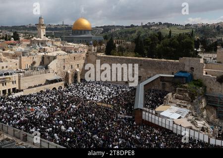 I fedeli ebrei si affollano nella sezione di preghiera sotto il muro Occidentale a Gerusalemme per la Benedizione del Cohanim o benedizione sacerdotale data due volte Foto Stock