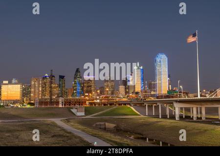 Skyline panoramico di notte a Dallas, Texas, Stati Uniti Foto Stock