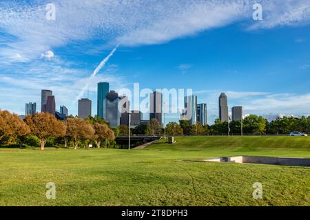 Skyline panoramico di Houston, Texas alla luce del mattino visto dal Buffalo Bayou Park Foto Stock