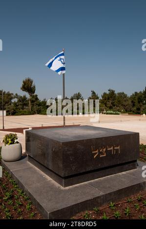 La tomba di Theodor Herzl, fondatore del sionismo moderno, presso il Monte Cimitero militare di Herzl a Gerusalemme. Foto Stock