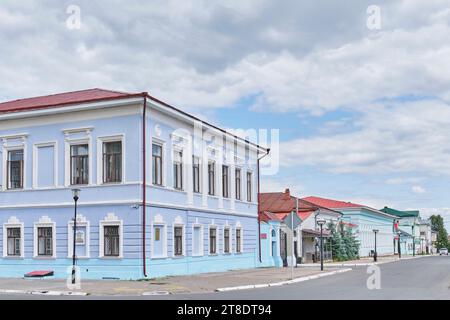 Yelabuga, Russia - 18 giugno 2023: Casa del mercante Shabalin, palazzo del tribunale distrettuale nel centro storico. xix secolo. Attualmente Commissario militare Foto Stock