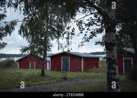 Vecchia casa rossa nel villaggio finlandese Foto Stock