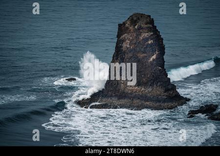 Enormi onde che si infrangono contro le rocce a Tenerife Foto Stock