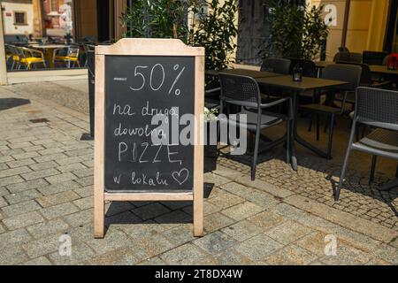 Cartello pubblicitario per lavagna vuota o posto di sosta per il cliente presso il caffè del marciapiede, menuboard di fronte a un ristorante, lavagna vuota Foto Stock