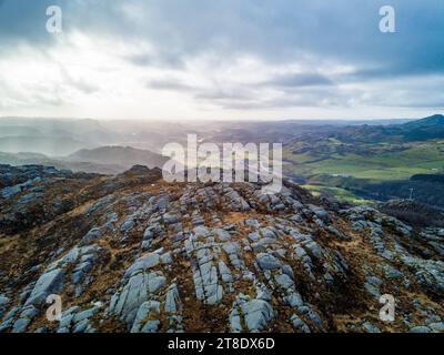 Maestà aerea: Splendido paesaggio montano norvegese Foto Stock