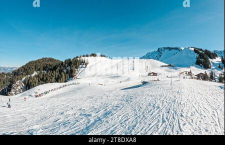 Vista sulle località sciistiche durante l'inverno: Vacanze, noleggio di attrezzatura da neve, sci, snowboard e paesaggio montano Foto Stock