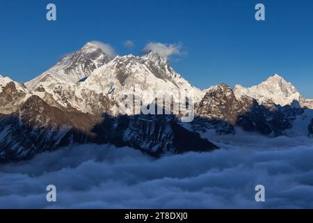 Vista sul monte Everest dal passo Renjo la. Valle montuosa dell'Himalaya coperta da nubi ricci. La spettacolare cima innevata dell'Everest si innalza sopra il fiume di nuvole. Foto Stock