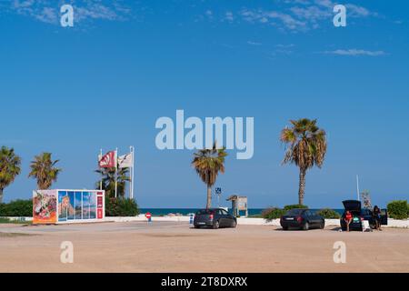 Parcheggio vicino alle palme sulla spiaggia in camper aire El Puig De Santa Maria, a nord di la Pobla de Farnals, Spagna Foto Stock