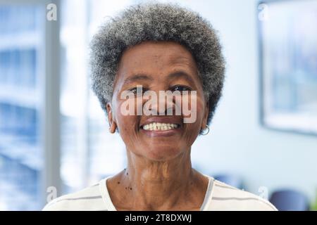 Ritratto di donna anziana afroamericana felice in ospedale Foto Stock