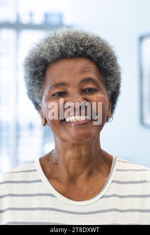 Ritratto di donna anziana afroamericana felice in ospedale Foto Stock