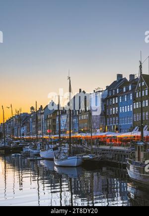 Splendida vista al tramonto della città di Nyhavn a Copenaghen Foto Stock