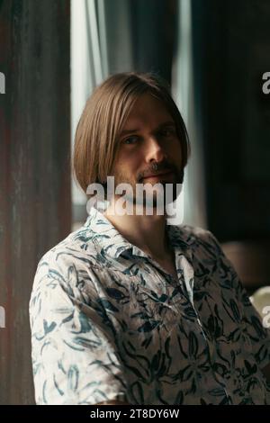 Giovane con capelli lunghi, ritratto, primo piano. Foto Stock
