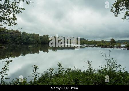 Acque calme del fiume Potomac vicino a Washington, D.C., in una giornata nuvolosa. Foto Stock