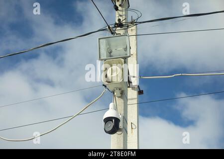 Telecamera di sorveglianza sul palo. Altoparlante per esterni. Foto Stock