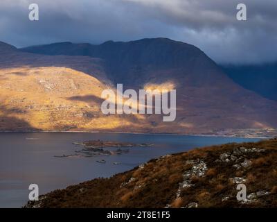 Guardando oltre Kishorn Island e Bealach Na Ba dall'alto di Plockton su Loch Carron, Scozia, Regno Unito. Foto Stock