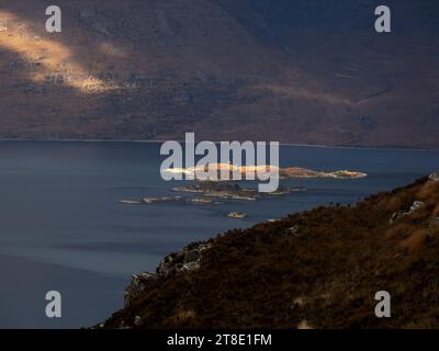 Guardando oltre Kishorn Island e Bealach Na Ba dall'alto di Plockton su Loch Carron, Scozia, Regno Unito. Foto Stock