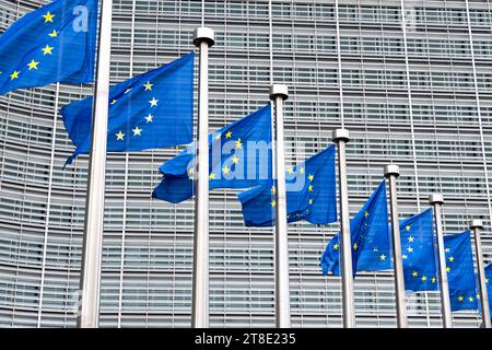 Bandiere dell'Unione europea al di fuori della sede centrale della Commissione europea le Berlaymont, Bruxelles, Belgio Foto Stock