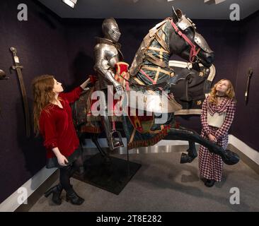 Londra, Regno Unito. 20 novembre 2023. Bonhams Antique Arms, Armour e Militaria sale si svolge a Knightsbridge il 22 novembre. Le attrazioni includono: Un'armatura completa equestre per uomo e cavallo in stile tedesco del tardo XVI secolo, stima di £ 10.000-15.000. Crediti: Malcolm Park/Alamy Live News Foto Stock