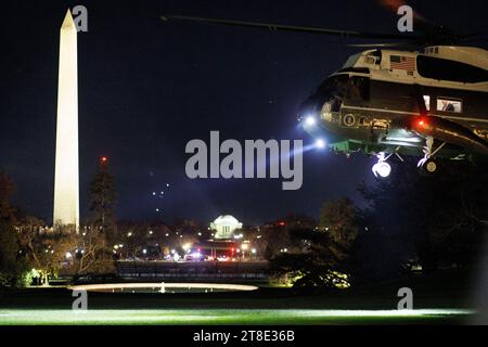 Marine One che trasporta il presidente degli Stati Uniti Joe Biden e la First Lady Jill Biden atterra sul South Lawn della Casa Bianca a Washington DC, negli Stati Uniti, domenica 19 novembre, 2023. la Casa Bianca respinse una serie di citazioni repubblicane della camera e richieste di interviste per i membri della famiglia di Biden e gli aiutanti, denunciando l'inchiesta di impeachment del partito come immondizia e illegittima. Credito: Ting Shen/Pool tramite CNP/MediaPunch Foto Stock