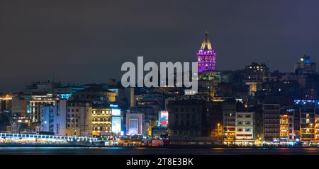 Istanbul, Turchia - 17 ottobre 2019 - Vista notturna della Torre Galata e della città di Beyoglu. La Torre Galata e' l'area piu' popolare di Istanbul. Foto Stock