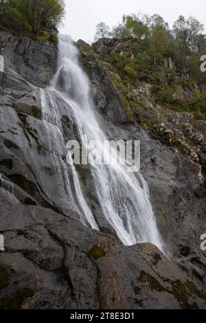 Aber Falls, una spettacolare cascata ai margini delle montagne Carneddau nel parco nazionale di Snowdonia, Galles del Nord. Foto Stock