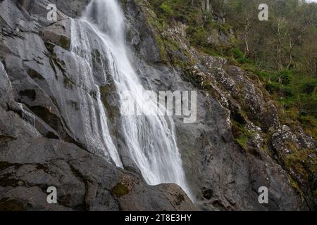 Aber Falls, una spettacolare cascata ai margini delle montagne Carneddau nel parco nazionale di Snowdonia, Galles del Nord. Foto Stock