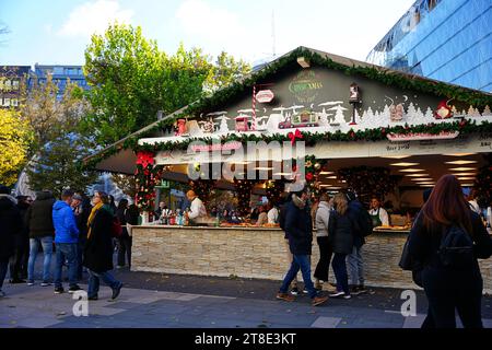 Budapest, Ungheria - 18 novembre 2023: Padiglioni dei mercatini di Natale in piazza Vorosmarty. Vörösmarty. Foto Stock