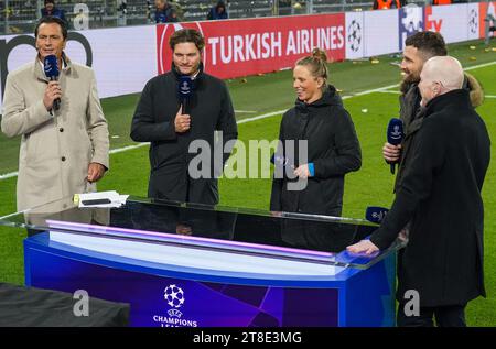 Dortmund, Germania. 7 novembre 2023. Il presentatore televisivo Sebastian Hellmann con Borussia Dortmund, capo-allenatore Edin Terzić e l'ex calciatore Tabea Kemme, l'ex calciatore Shkodran Mustafi e Matthias Sammer, ufficiale di calcio tedesco ed ex giocatore e allenatore, durante la partita del Borussia Dortmund FC contro Newcastle United FC UEFA Champions League Round 1 Group F al BVB Stadion, Dortmund, Germania, il 7 novembre 2023 Credit: Every Second Media/Alamy Live News Foto Stock