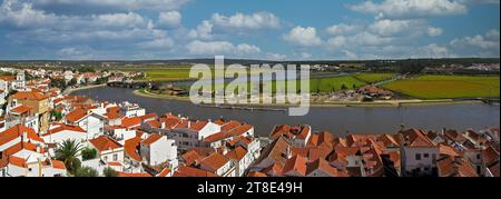 Tetti del lungomare di Alcacer do Sal con vista sul fiume Sado e sui campi agricoli sulla riva sud Foto Stock