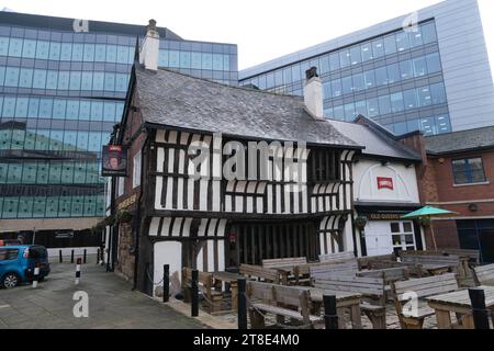 Old Queens Head a Sheffield 40 Pond Hill Sheffield costruito nel 1475 gestito dalla Thwaites Brewery Foto Stock