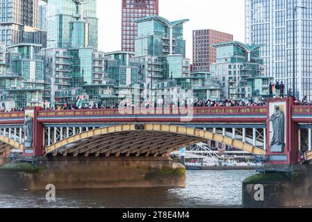 Raduno pro Palestina, dimostrazione nazionale per la Palestina che si svolge il giorno dell'armistizio a Londra, Regno Unito, attraversando il ponte Vauxhall, verso Nine Elms Foto Stock