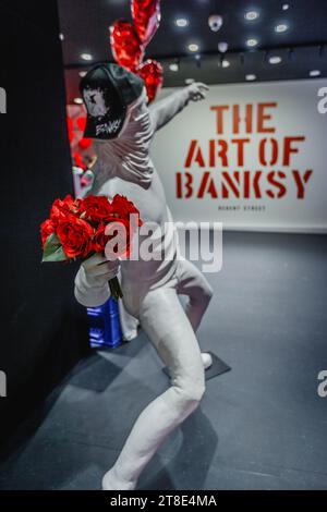 Banksy's Love is in the Air (Flower Thrower) mostra che l'amore può sostituire la violenza. Foto Stock