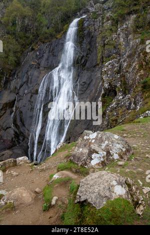 Aber Falls, una spettacolare cascata ai margini delle montagne Carneddau nel parco nazionale di Snowdonia, Galles del Nord. Foto Stock