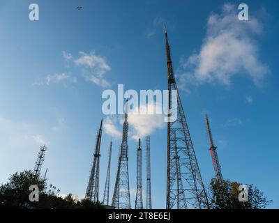 Torre di telecomunicazione con antenna di rete cellulare 5G su sfondo cielo. Foto Stock