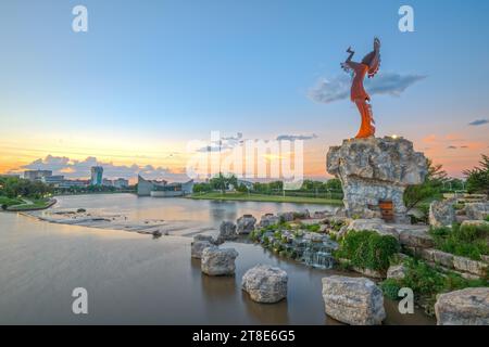 WICHITA, KANSAS - AUGUS 31, 2018: Centro di Wichita all'alba dal fiume Arkansas e Custode of the Plains. Foto Stock