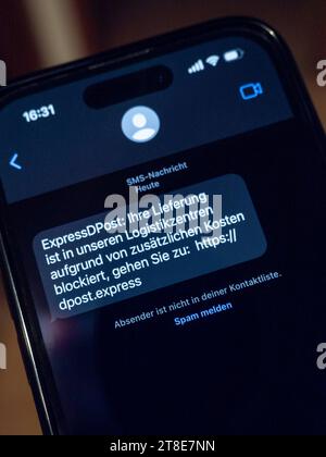 DATA RECORD NON DICHIARATA Betrugsversuch AM smartphone Immer wieder versuchen Betrüger an Daten von arglosen smartphone-Nutzern zu kommen. SIE schreiben dazu WhatsApp oder SMS Nachrichten in denen Links stecken, die dazu verleiten sollen, die eigenen Daten einzugeben. Bonn NRW Deutschland *** i truffatori tentano ripetutamente di ottenere dati da utenti ignari di smartphone che inviano WhatsApp o messaggi di testo contenenti collegamenti che sono destinati a invogliare gli utenti a inserire i propri dati Bonn NRW Germania Copyright: XBEAUTIFULxSPORTS/Derixx credito: Imago/Alamy Live News Foto Stock