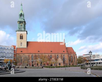 Berlino, Germania, 8 novembre 2023, St. Mary's Church su Alexanderplatz Foto Stock