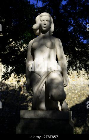 Statua di una donna nel giardino di Villa Borghese Foto Stock