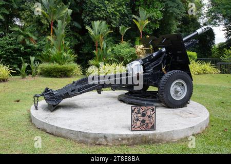 25 pounder Howitzer Gun in mostra a Fort Siloso, Sentosa, Singapore. Foto Stock