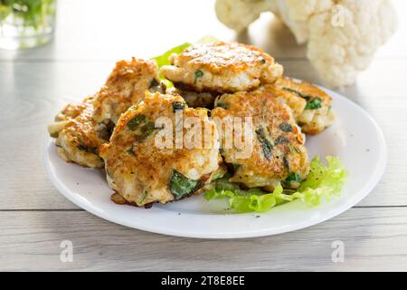 cotolette di cavolfiore fritte vegetariane, in un piatto su un tavolo di legno. Foto Stock