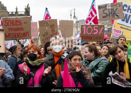 Berlino, Germania. 20 novembre 2023. I partecipanti si trovano di fronte all'Humboldt-Universität zu Berlin durante uno sciopero di avvertimento alle università di Berlino. Nella disputa salariale del settore pubblico, i sindacati Verdi e l'Unione dell'istruzione e della scienza hanno chiesto un giorno di sciopero universitario. Credito: Sebastian Christoph Gollnow/dpa/Alamy Live News Foto Stock