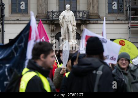 Berlino, Germania. 20 novembre 2023. I partecipanti passeranno davanti alla statua di Hermann von Helmholtz di fronte all'Humboldt-Universität zu Berlin durante uno sciopero di avvertimento alle università di Berlino. Nella disputa salariale del settore pubblico, i sindacati Verdi e Gewerkschaft Erziehung und Wissenschaft hanno chiesto un giorno di sciopero universitario. Credito: Sebastian Christoph Gollnow/dpa/Alamy Live News Foto Stock